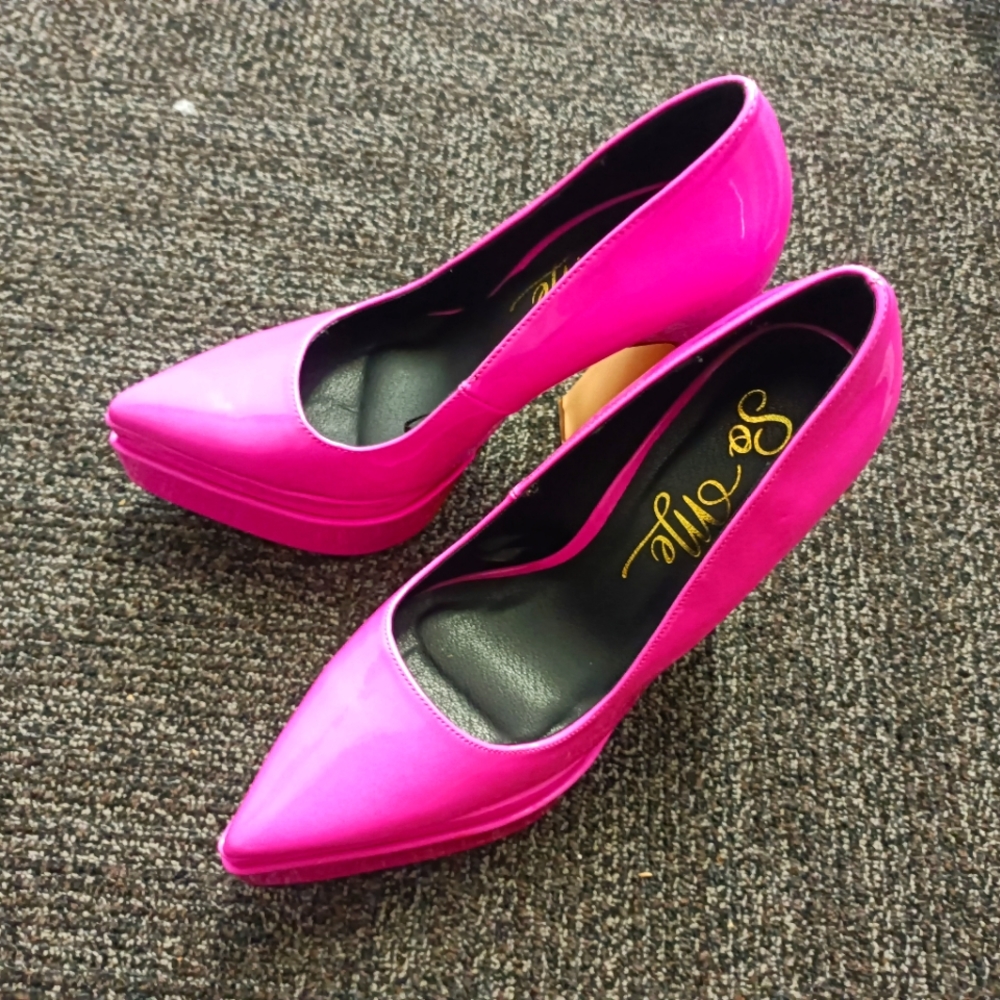 Pointed toe stiletto pumps